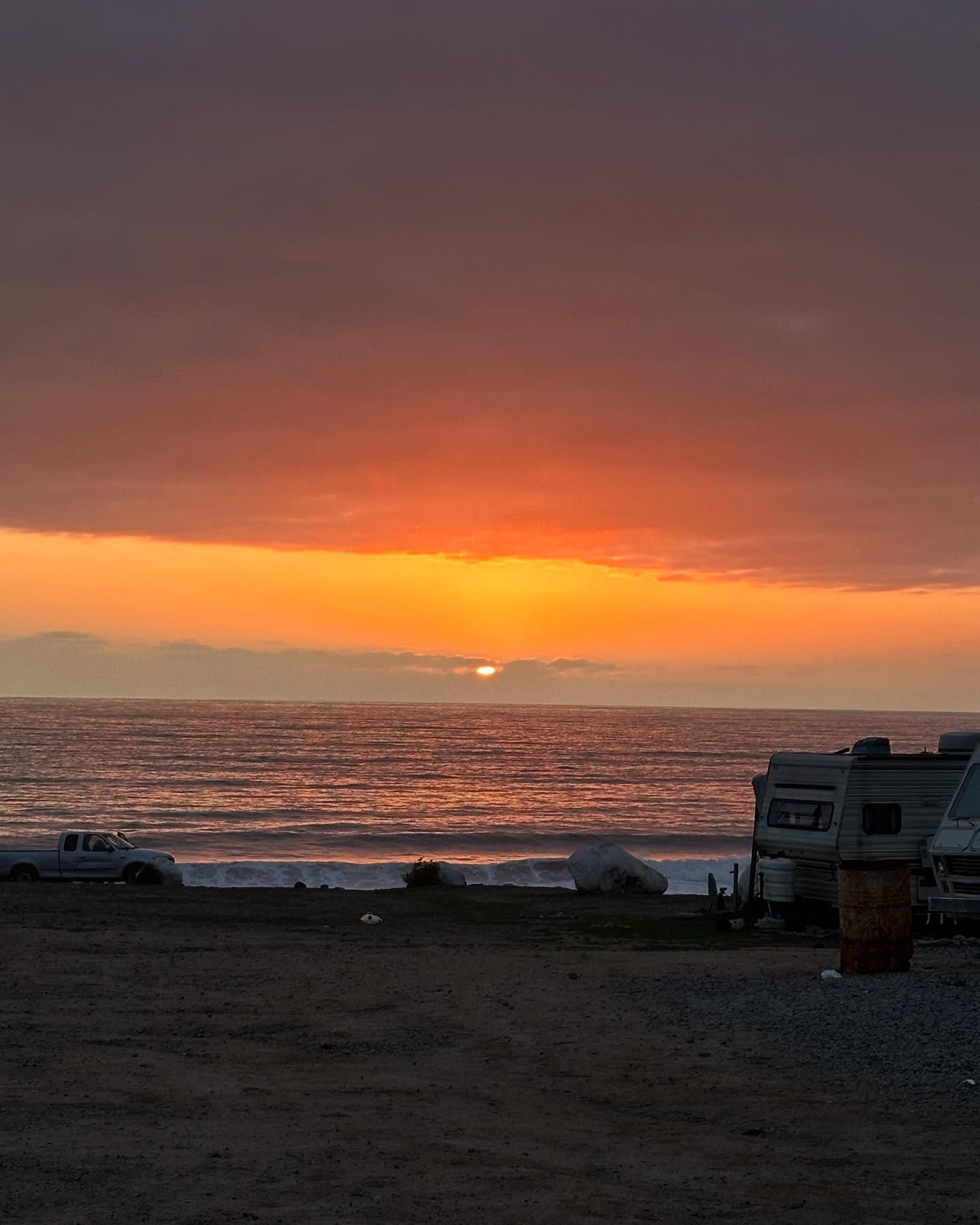 Atardecer sobre el mar en Alisitos