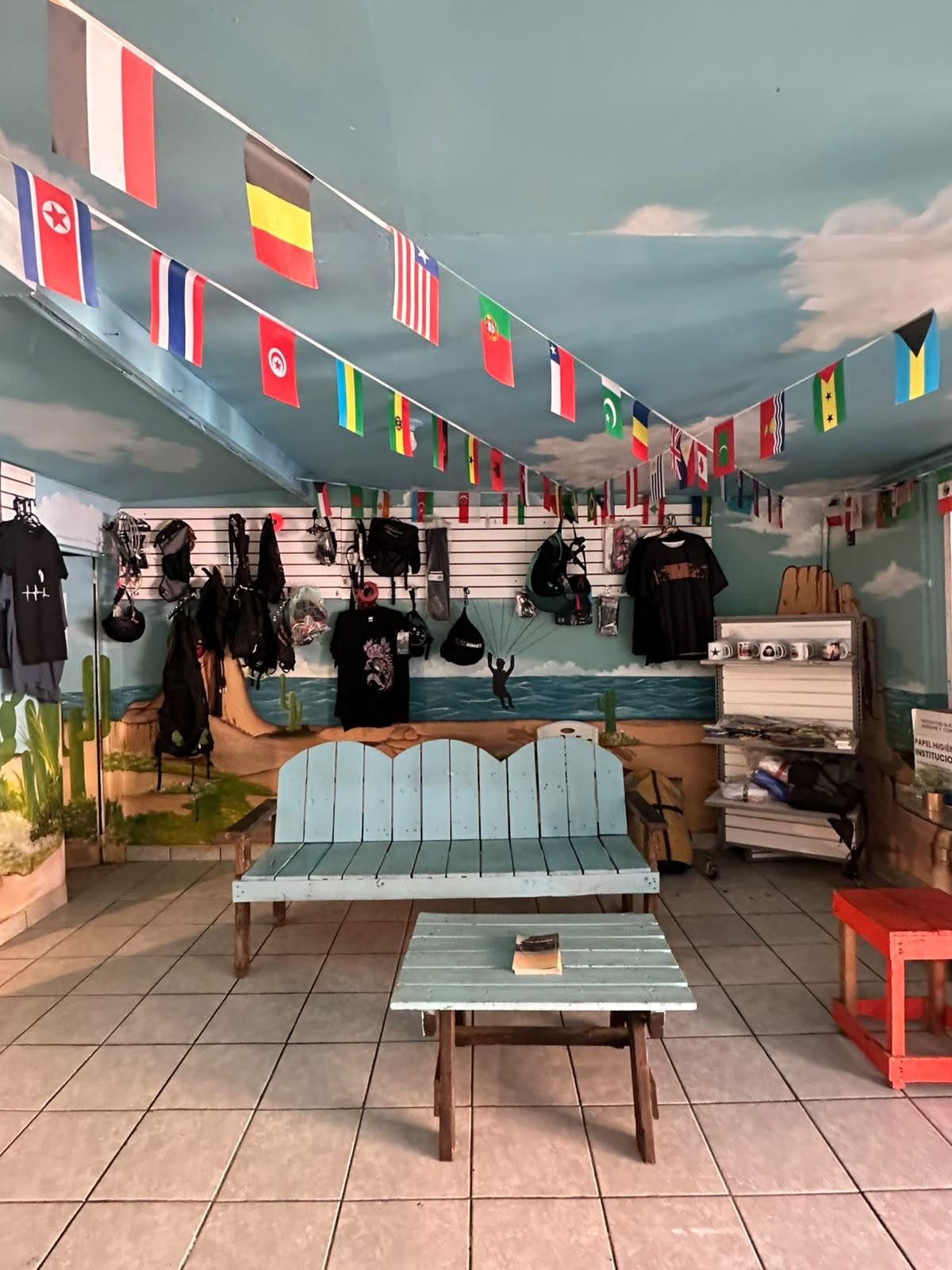 Interior de la oficina con banderas de todo el mundo