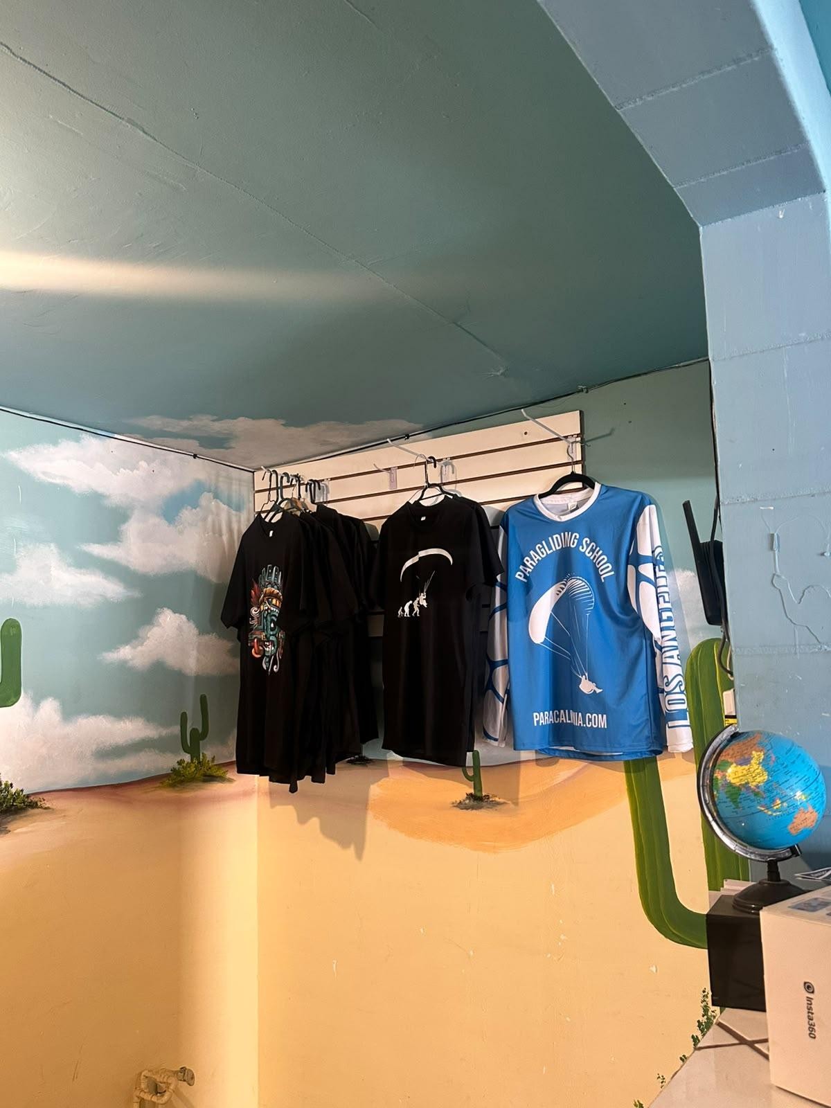 Playeras y recuerdos a la venta