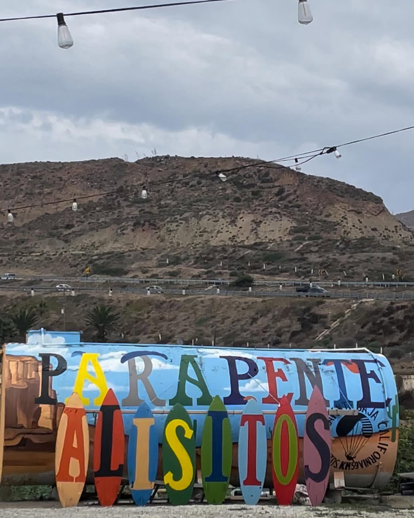 Letrero de Parapente Alisitos en la carretera