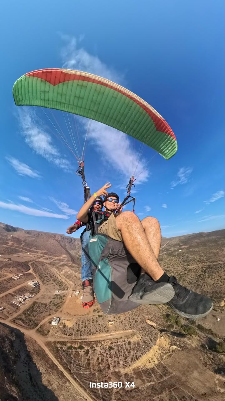 Parapente biplaza sobre el paisaje de Baja California
