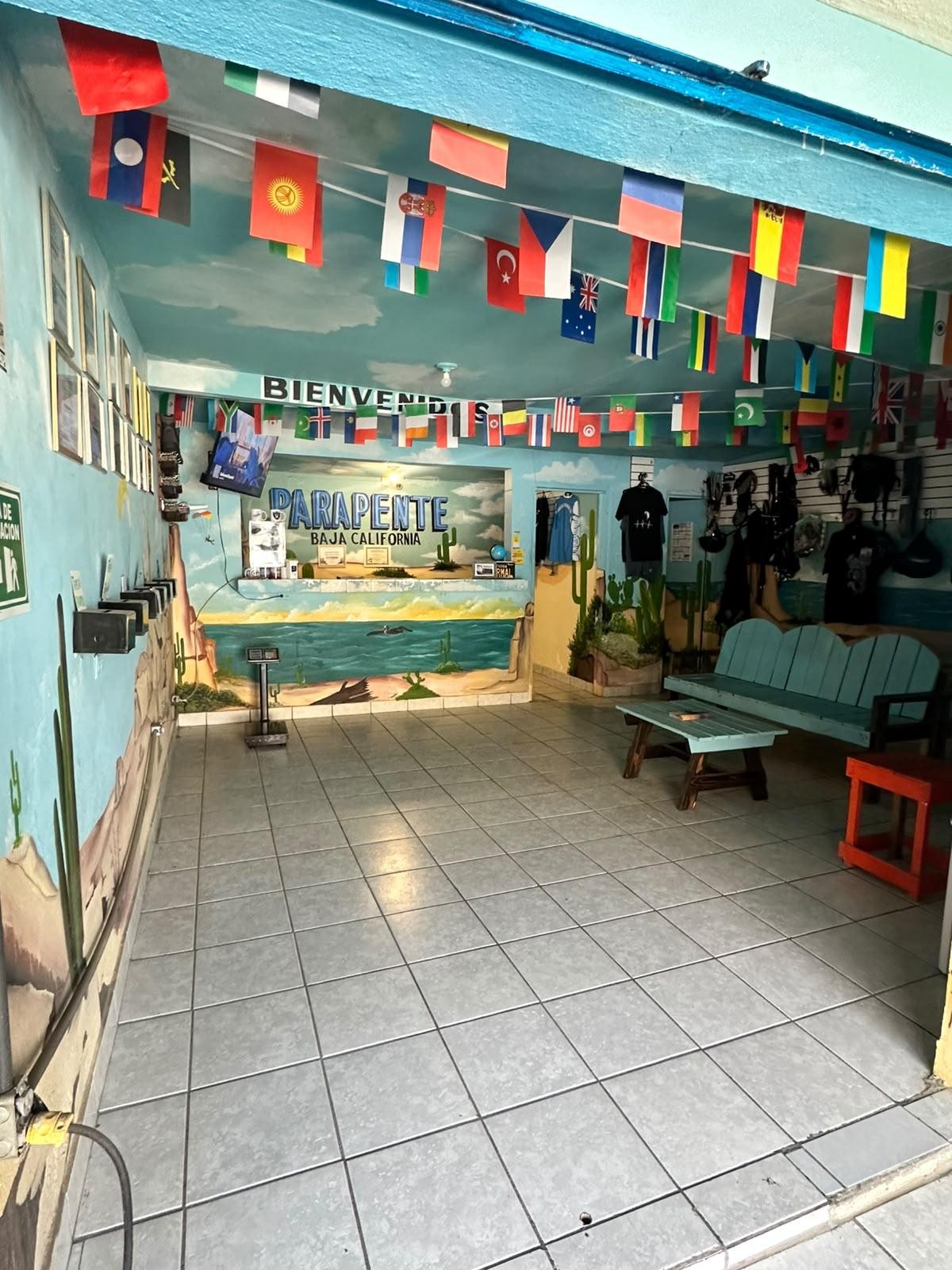 Interior de la oficina con banderas de todo el mundo