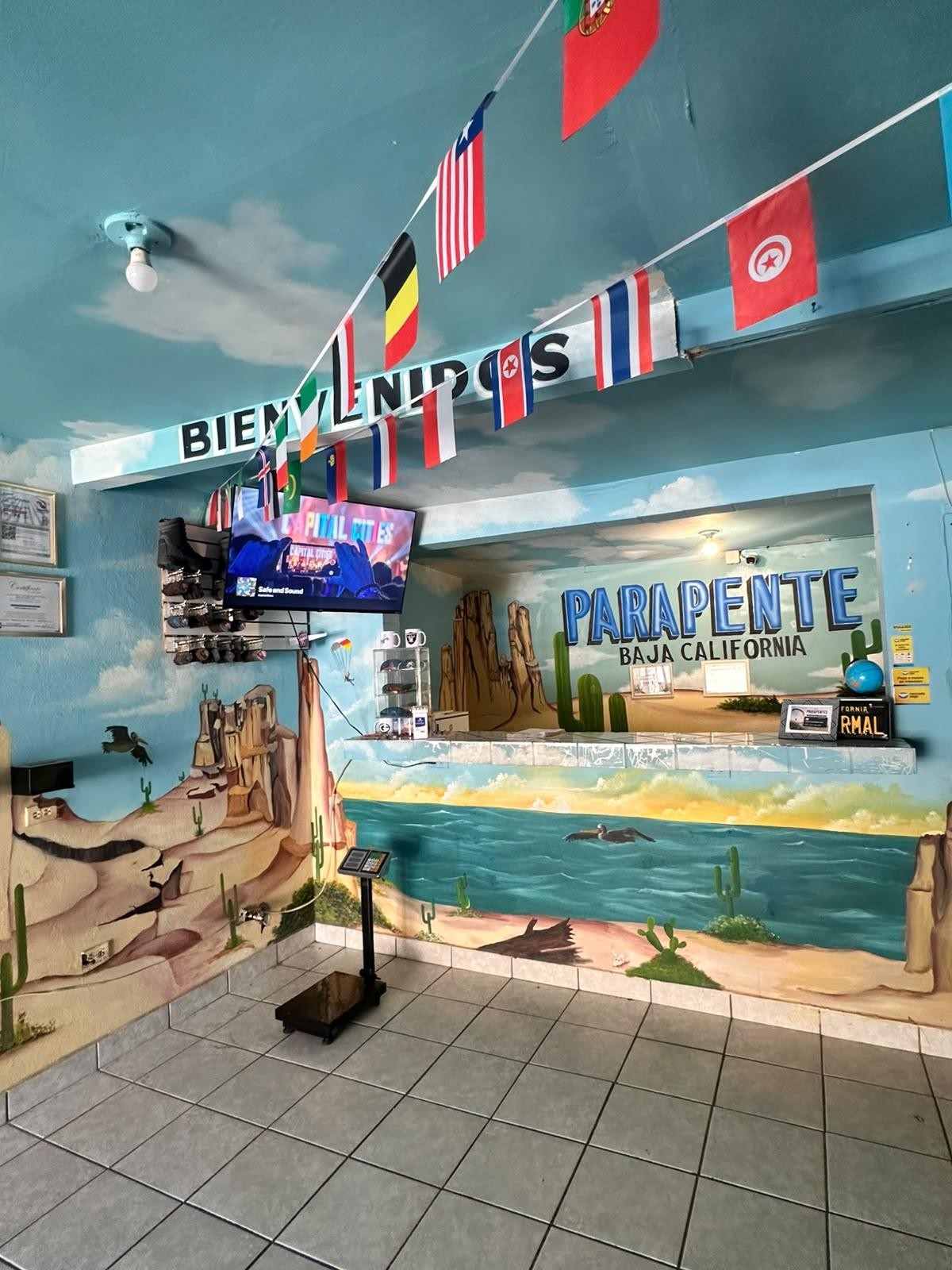 Mural del paisaje del desierto y el mar en la oficina